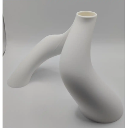 Esthétique Space Age & Minimaliste : Ses courbes organiques et fluides apportent une touche architecturale et futuriste à votre