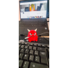 Marre des câbles qui glissent derrière le bureau et des cartes mémoire qui se perdent sous le clavier ? Adoptez un Desktop Monst
