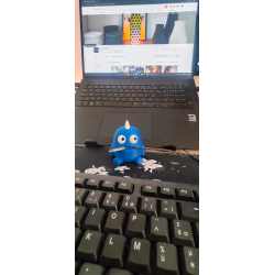 Marre des câbles qui glissent derrière le bureau et des cartes mémoire qui se perdent sous le clavier ? Adoptez un Desktop Monst