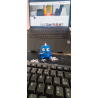 Marre des câbles qui glissent derrière le bureau et des cartes mémoire qui se perdent sous le clavier ? Adoptez un Desktop Monst