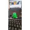 Marre des câbles qui glissent derrière le bureau et des cartes mémoire qui se perdent sous le clavier ? Adoptez un Desktop Monst