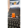 Marre des câbles qui glissent derrière le bureau et des cartes mémoire qui se perdent sous le clavier ? Adoptez un Desktop Monst