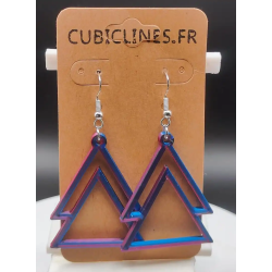 Design : Superposition de deux triangles ouverts pour un effet aérien et sculptural.