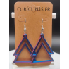 Design : Superposition de deux triangles ouverts pour un effet aérien et sculptural.