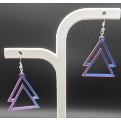 Design : Superposition de deux triangles ouverts pour un effet aérien et sculptural.
