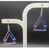 Design : Superposition de deux triangles ouverts pour un effet aérien et sculptural.