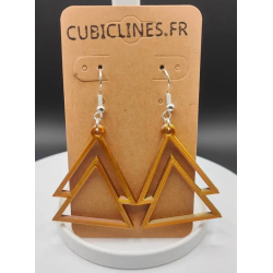 Design : Superposition de deux triangles ouverts pour un effet aérien et sculptural.