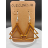 Design : Superposition de deux triangles ouverts pour un effet aérien et sculptural.