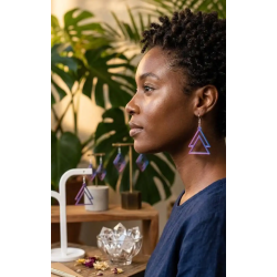 Design : Superposition de deux triangles ouverts pour un effet aérien et sculptural.