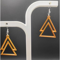 Design : Superposition de deux triangles ouverts pour un effet aérien et sculptural.