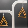 Design : Superposition de deux triangles ouverts pour un effet aérien et sculptural.