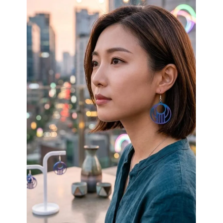 Ajoutez une touche de modernité sculpturale à votre style ! Ces boucles d'oreilles pendantes, fabriquées grâce à la technologie