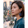 Ajoutez une touche de modernité sculpturale à votre style ! Ces boucles d'oreilles pendantes, fabriquées grâce à la technologie