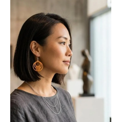 Ajoutez une touche de modernité sculpturale à votre style ! Ces boucles d'oreilles pendantes, fabriquées grâce à la technologie