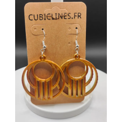 Ajoutez une touche de modernité sculpturale à votre style ! Ces boucles d'oreilles pendantes, fabriquées grâce à la technologie