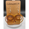 Ajoutez une touche de modernité sculpturale à votre style ! Ces boucles d'oreilles pendantes, fabriquées grâce à la technologie