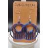 Ajoutez une touche de modernité sculpturale à votre style ! Ces boucles d'oreilles pendantes, fabriquées grâce à la technologie