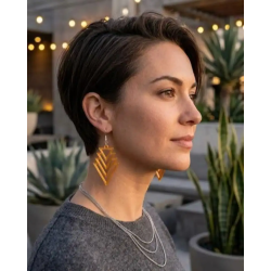 Affirmez votre style avec ces boucles d'oreilles pendantes au design géométrique unique et résolument moderne !