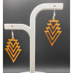 Affirmez votre style avec ces boucles d'oreilles pendantes au design géométrique unique et résolument moderne !