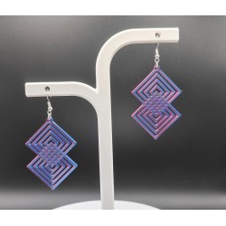 Donnez une touche avant-gardiste à votre style avec nos boucles d'oreilles Matrix. Inspiré des lignes épurées de l'Art Déco et d