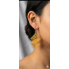 Donnez une touche avant-gardiste à votre style avec nos boucles d'oreilles Matrix. Inspiré des lignes épurées de l'Art Déco et d