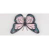 Ajoutez une brise de poésie, de couleur et de sérénité à votre intérieur avec ce mobile décoratif de papillons. Entièrement pens