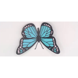 Ajoutez une brise de poésie, de couleur et de sérénité à votre intérieur avec ce mobile décoratif de papillons. Entièrement pens