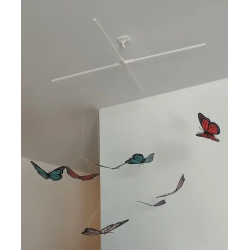 Ajoutez une brise de poésie, de couleur et de sérénité à votre intérieur avec ce mobile décoratif de papillons. Entièrement pens
