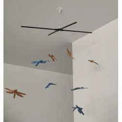 Apportez une touche de poésie, de légèreté et de sérénité à votre intérieur avec ce mobile décoratif de libellules. Entièrement