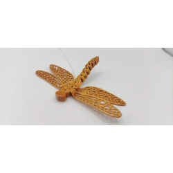 Apportez une touche de poésie, de légèreté et de sérénité à votre intérieur avec ce mobile décoratif de libellules. Entièrement