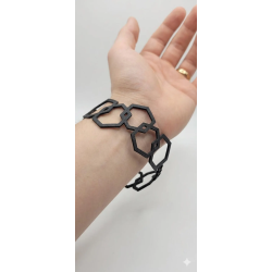 Inspiré par les structures les plus parfaites de la nature, le bracelet HEX redéfinit l'accessoire moderne. Composé d'une série