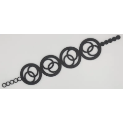 Découvrez le modèle Orbital, une manchette qui joue avec les superpositions et les entrelacs circulaires. Ce bracelet n'est pas