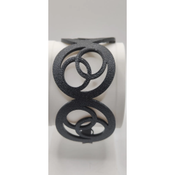 Découvrez le modèle Orbital, une manchette qui joue avec les superpositions et les entrelacs circulaires. Ce bracelet n'est pas