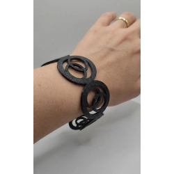 Découvrez le modèle Orbital, une manchette qui joue avec les superpositions et les entrelacs circulaires. Ce bracelet n'est pas