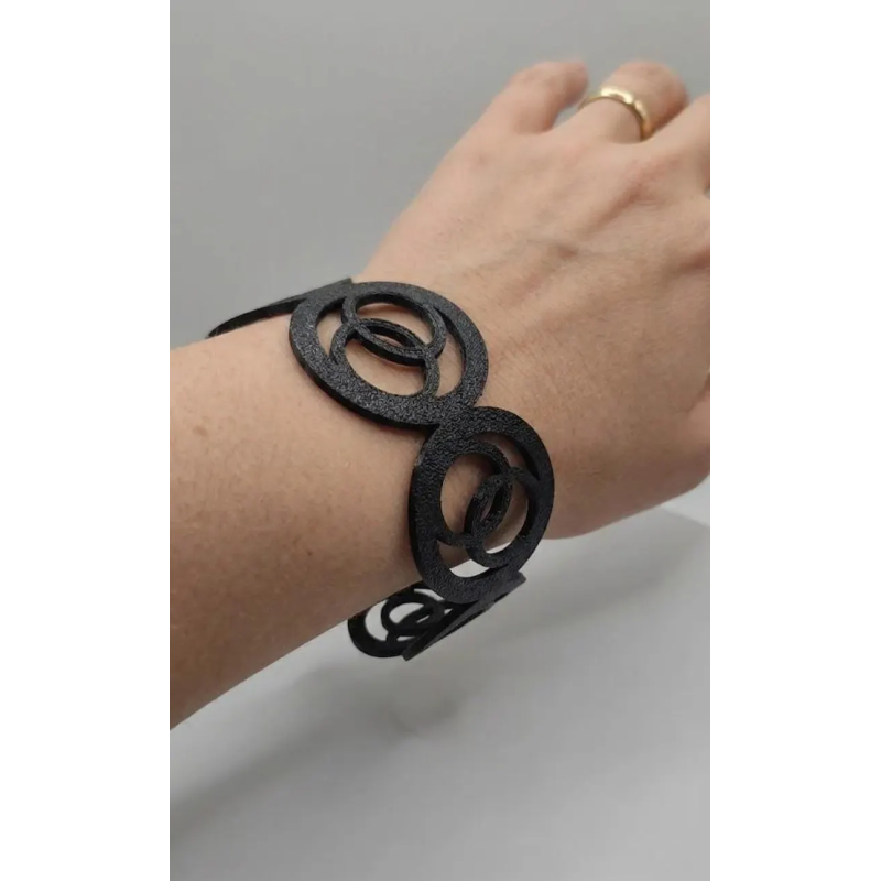 Découvrez le modèle Orbital, une manchette qui joue avec les superpositions et les entrelacs circulaires. Ce bracelet n'est pas