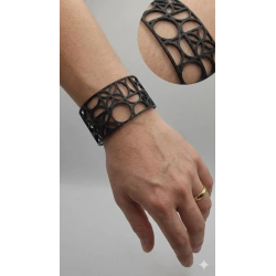 Découvrez l'élégance architecturale à votre poignet avec ce bracelet manchette exclusif en TPU flexible.