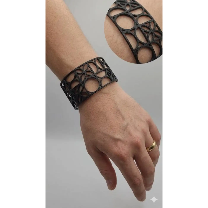 Découvrez l'élégance architecturale à votre poignet avec ce bracelet manchette exclusif en TPU flexible.