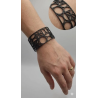 Découvrez l'élégance architecturale à votre poignet avec ce bracelet manchette exclusif en TPU flexible.