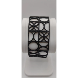 Découvrez l'élégance architecturale à votre poignet avec ce bracelet manchette exclusif en TPU flexible.