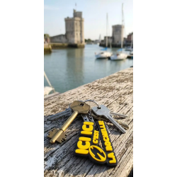 Incontournable pour tous les passionnés de rugby et amoureux de la ville, ce porte-clés unique arbore le célèbre slogan "Ici, Ic