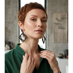 Ajoutez une touche d'audace et de modernité à votre style avec ces boucles d'oreilles pendantes géométriques uniques !