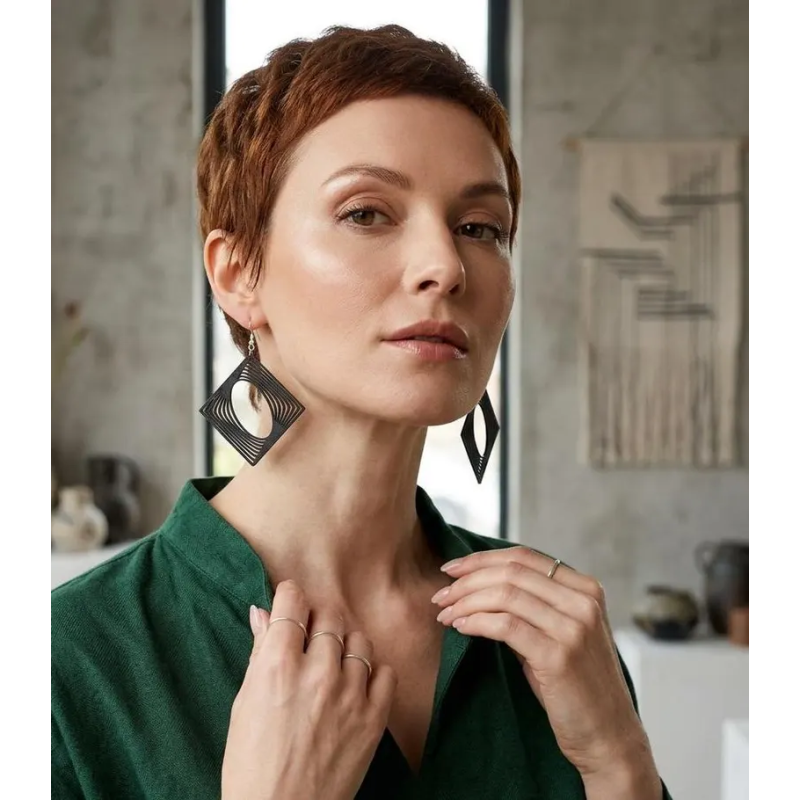 Ajoutez une touche d'audace et de modernité à votre style avec ces boucles d'oreilles pendantes géométriques uniques !