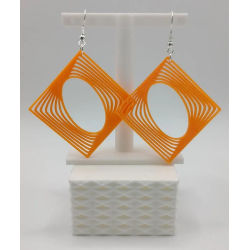 Ajoutez une touche d'audace et de modernité à votre style avec ces boucles d'oreilles pendantes géométriques uniques !