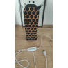Pourquoi vous allez l'adorer : Design Unique : Un motif de nid d'abeille (honeycomb) élégant qui laisse filtrer une lumière oran