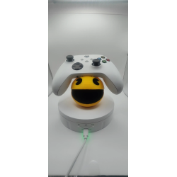 C'est l'accessoire indispensable pour organiser votre bureau de gamer tout en affichant votre passion pour le rétrogaming.