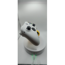 C'est l'accessoire indispensable pour organiser votre bureau de gamer tout en affichant votre passion pour le rétrogaming.